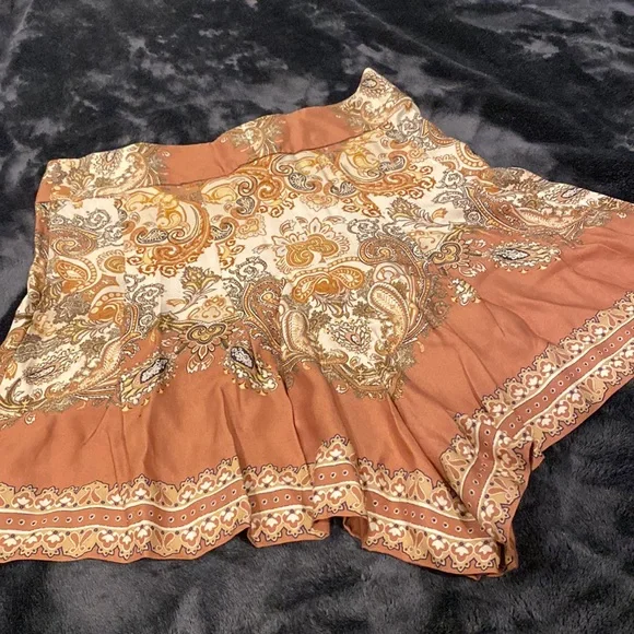 Beautiful Printed short skirt brown and beige- SIZE XS - Picture 2 of 5